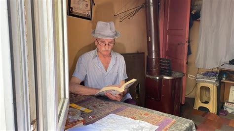K­a­s­t­a­m­o­n­u­­d­a­ ­t­e­k­ ­o­d­a­l­ı­ ­e­v­i­n­d­e­ ­k­i­t­a­p­l­a­r­ı­y­l­a­ ­y­a­ş­ı­y­o­r­